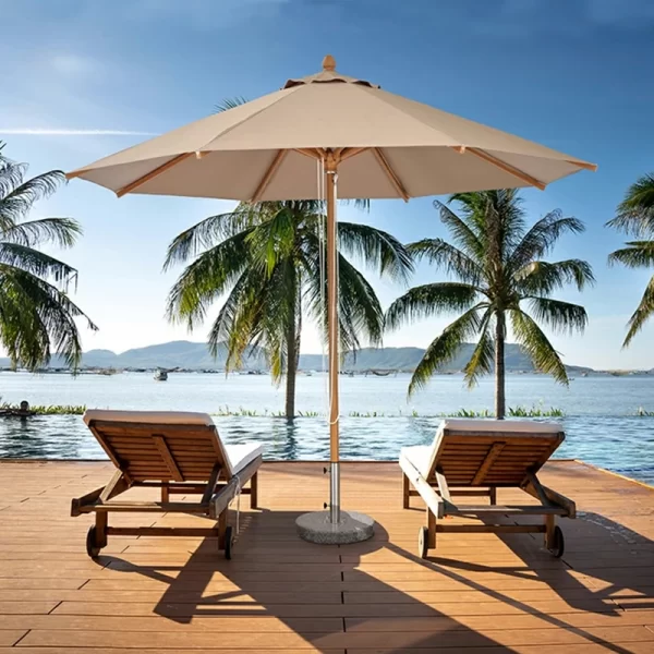 Resort outdoor swimming pool, large sun umbrella (13)