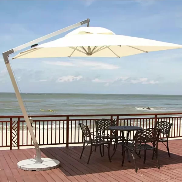 Resort outdoor swimming pool, large sun umbrella (15)